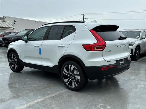 2025 Volvo XC40 B5 Plus Dark Theme