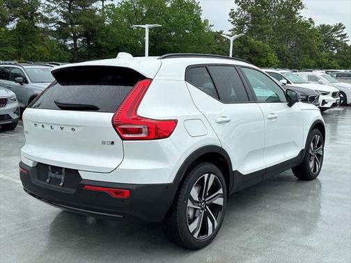 2025 Volvo XC40 B5 Plus Dark Theme