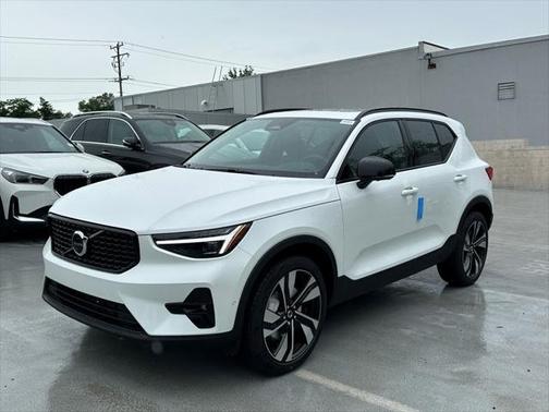 2025 Volvo XC40 B5 Plus Dark Theme