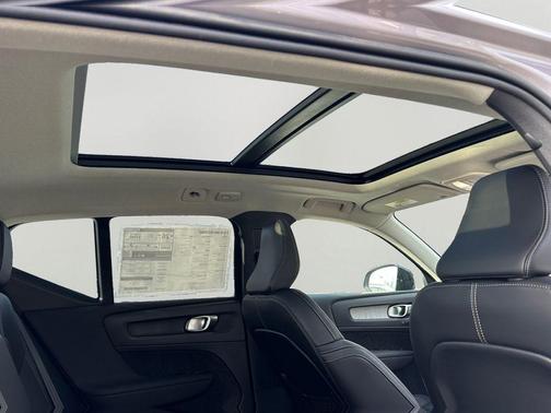 2026 Volvo XC40 Plus, B5 AWD Gas (mild hybrid), Dark