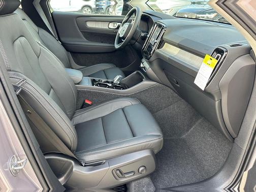 2026 Volvo XC40 Plus, B5 AWD Gas (mild hybrid), Dark