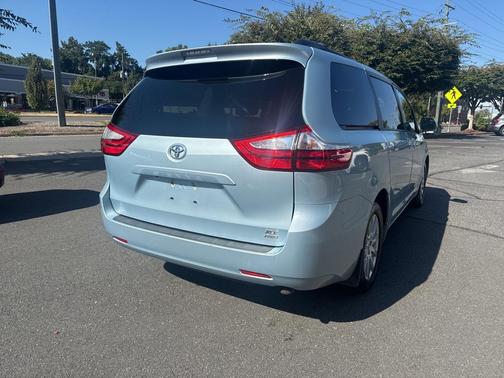 2017 Toyota Sienna XLE