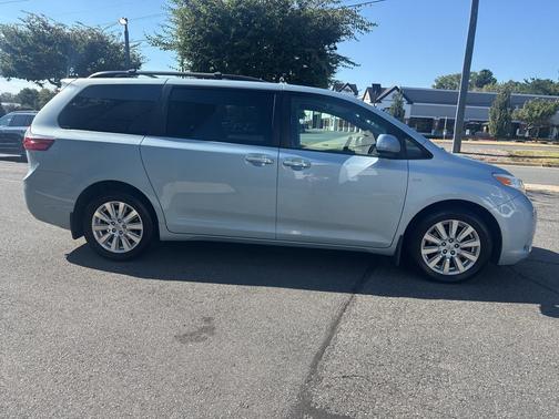 2017 Toyota Sienna XLE