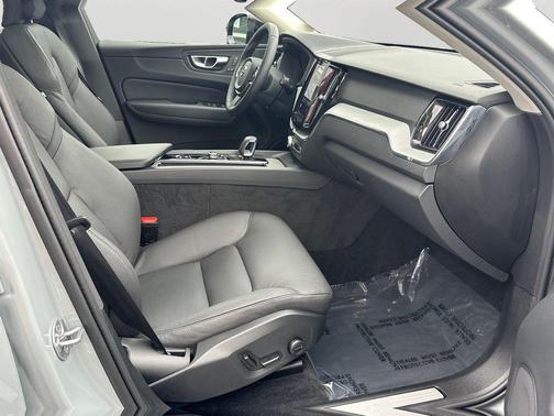 Vapour Grey Metallic 2025 Volvo XC60 B5 Plus