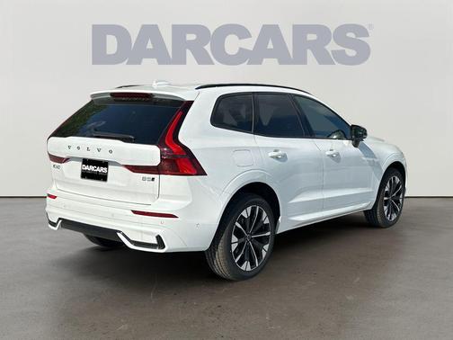 Crystal White Metallic 2026 Volvo XC60 B5 Plus
