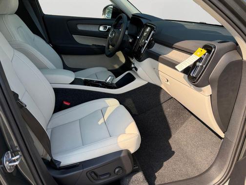 Forest Lake 2026 Volvo XC40 Plus, B5 AWD Gas (mild hybrid), Dark