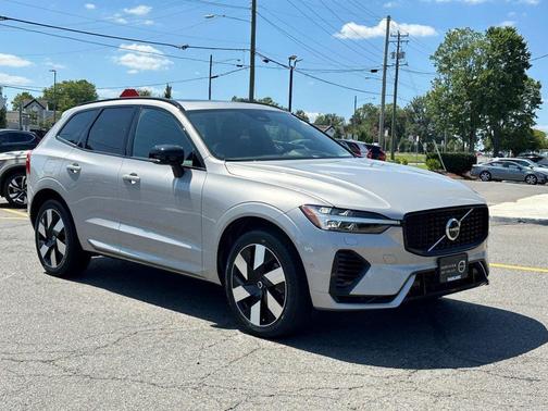 2024 Volvo XC60 Recharge Plug-In Hybrid T8 Ultimate Dark Theme