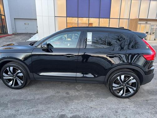 2024 Volvo XC40 B5 Plus Dark Theme