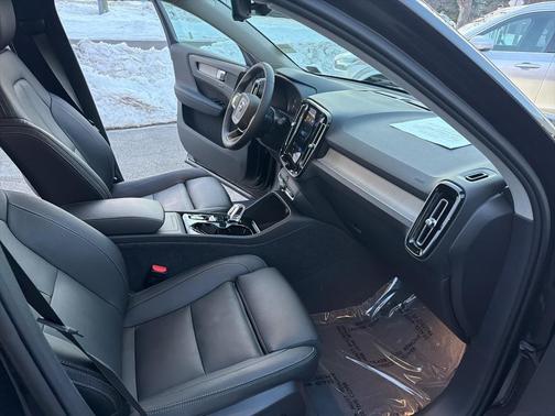 2024 Volvo XC40 B5 Plus Dark Theme