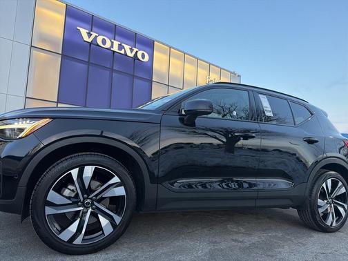 2024 Volvo XC40 B5 Plus Dark Theme