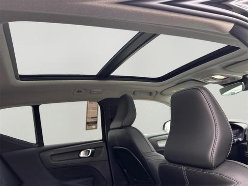 2024 Volvo XC40 B5 Plus Dark Theme