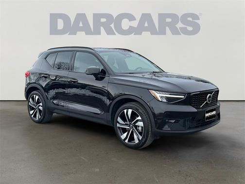 2024 Volvo XC40 B5 Plus Dark Theme