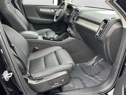 2024 Volvo XC40 B5 Plus Dark Theme