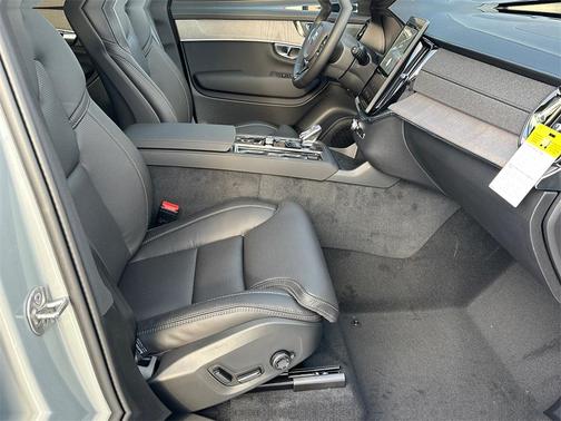 2026 Volvo XC90 B6 Ultra Dark Theme 6-Seater