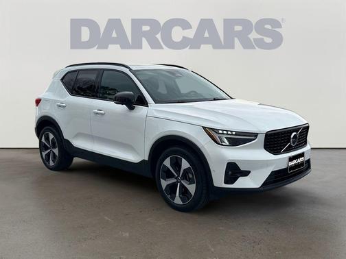 Crystal White Pearl 2025 Volvo XC40 B5 Plus Dark Theme