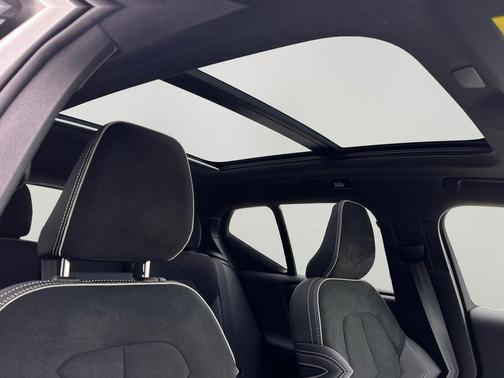 Crystal White Pearl 2025 Volvo XC40 B5 Plus Dark Theme