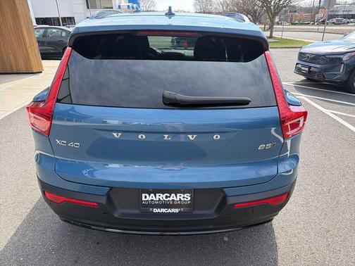 2025 Volvo XC40 B5 Plus Dark Theme