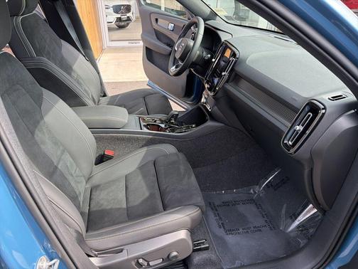 2025 Volvo XC40 B5 Plus Dark Theme