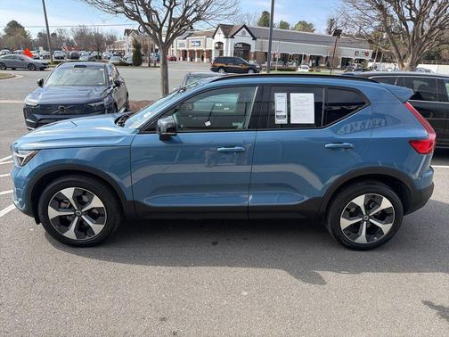 2025 Volvo XC40 B5 Plus Dark Theme