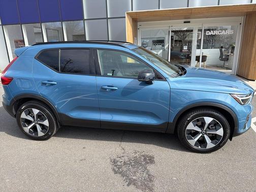 2025 Volvo XC40 B5 Plus Dark Theme