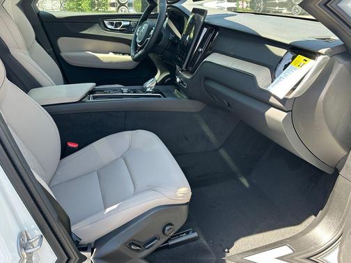 Crystal White Metallic 2026 Volvo XC60 B5 Core