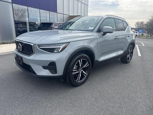 Vapour Gray Metallic 2025 Volvo XC40 B5 Core Bright Theme