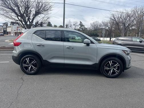 Vapour Gray Metallic 2025 Volvo XC40 B5 Core Bright Theme