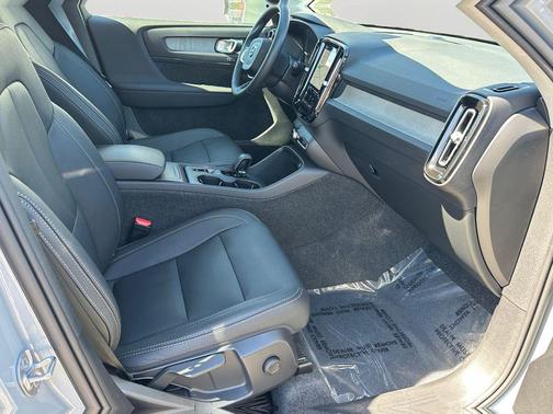 Vapour Gray Metallic 2025 Volvo XC40 B5 Core Bright Theme