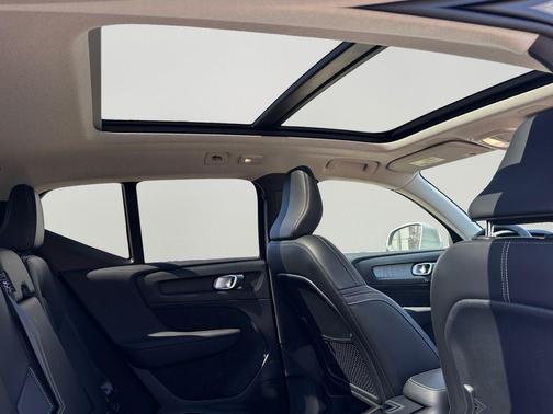 Vapour Gray Metallic 2025 Volvo XC40 B5 Core Bright Theme