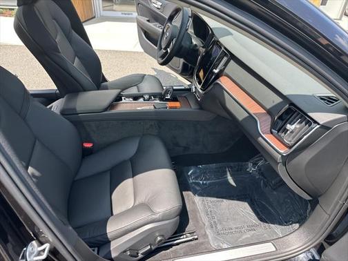 2025 Volvo S60 B5 Plus