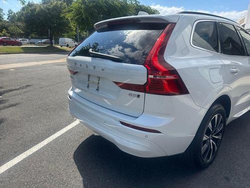 Crystal White Metallic 2023 Volvo XC60 B5 Core