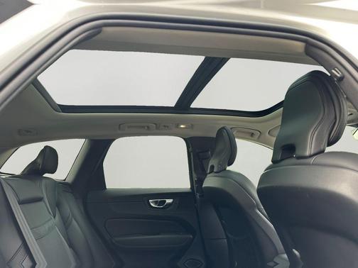 Crystal White Metallic 2023 Volvo XC60 B5 Core