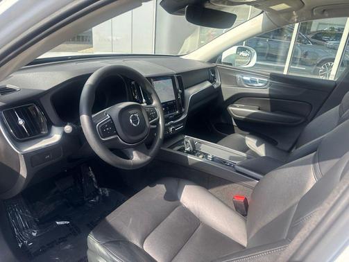 Crystal White Metallic 2023 Volvo XC60 B5 Core