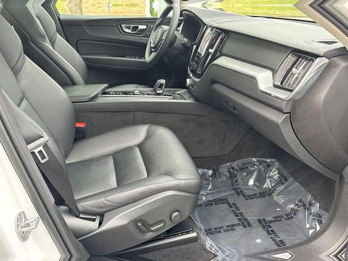 Crystal White Metallic 2023 Volvo XC60 B5 Core