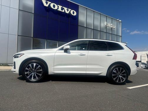 Crystal White Metallic 2023 Volvo XC60 B5 Core