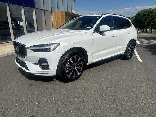 Crystal White Metallic 2023 Volvo XC60 B5 Core