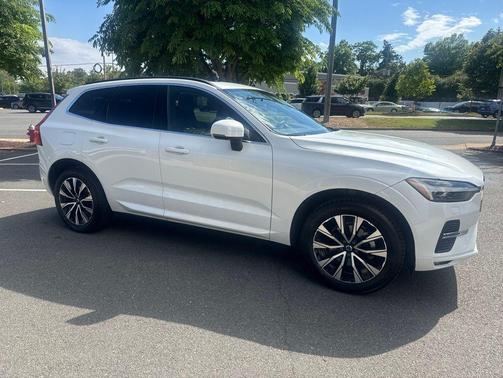 Crystal White Metallic 2023 Volvo XC60 B5 Core