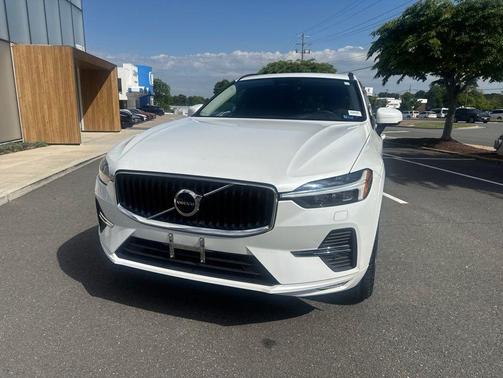 Crystal White Metallic 2023 Volvo XC60 B5 Core