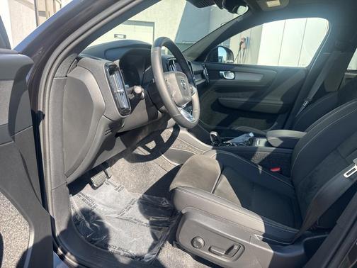 2025 Volvo XC40 B5 Plus Dark Theme