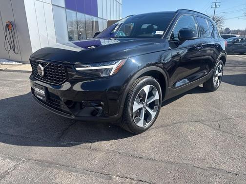 2025 Volvo XC40 B5 Plus Dark Theme