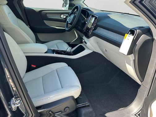 2026 Volvo XC40 Plus, B5 AWD Gas (mild hybrid), Dark