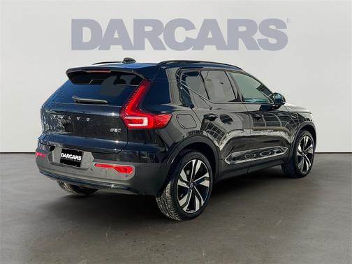 2025 Volvo XC40 B5 Ultra Dark Theme