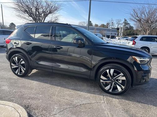 2025 Volvo XC40 B5 Ultra Dark Theme