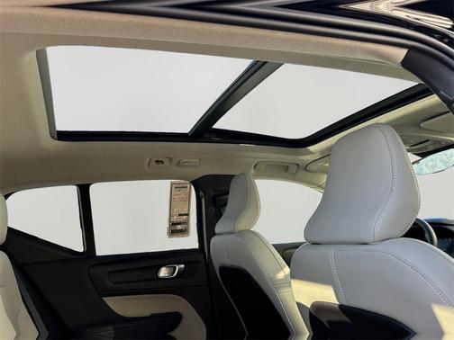 2025 Volvo XC40 B5 Ultra Dark Theme