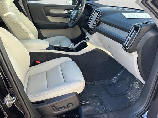 2025 Volvo XC40 B5 Ultra Dark Theme