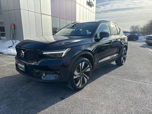 2025 Volvo XC40 B5 Ultra Dark Theme