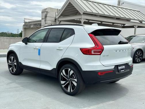 2025 Volvo XC40 B5 Ultra Dark Theme