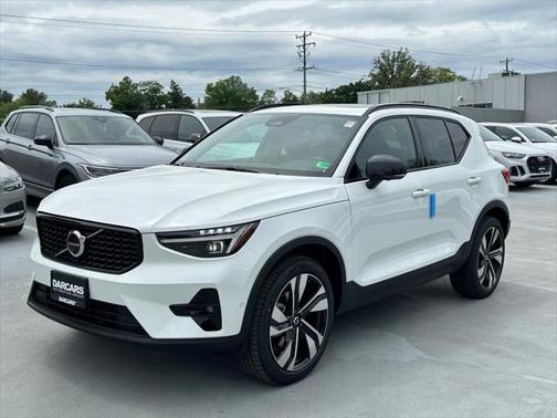 2025 Volvo XC40 B5 Ultra Dark Theme
