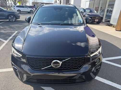 Onyx Black Metallic 2025 Volvo XC40 B5 Plus Dark Theme