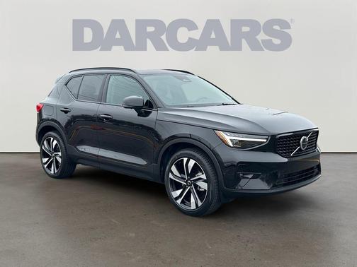 Onyx Black Metallic 2025 Volvo XC40 B5 Plus Dark Theme